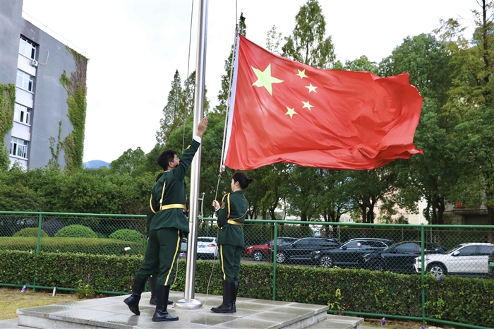 升国旗.jpg