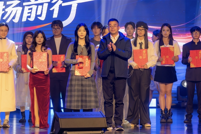 吕信恩为季军颁奖.jpg