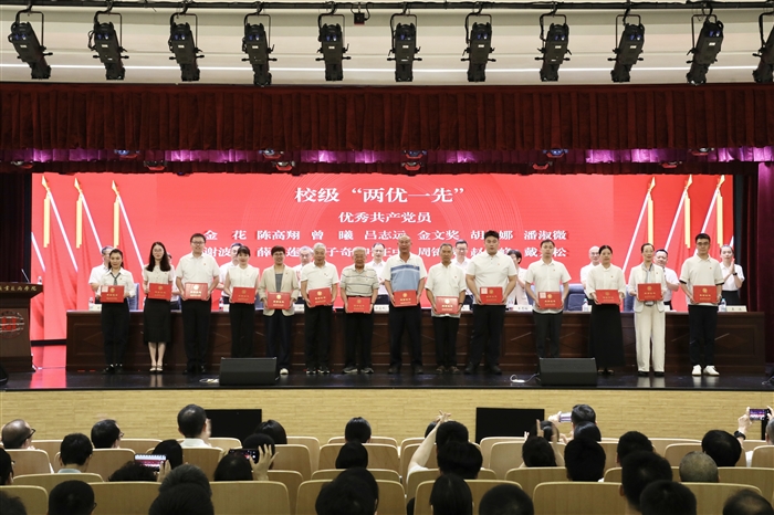 校级优秀共产党员2.jpg